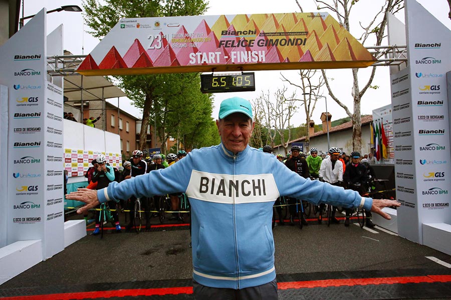Die italienische Radsportlegende Felice Gimondi beim Start des Granfondo 2019 (Bild: Marco Quaranta)