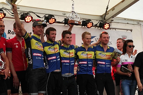Ernstl's Sport Racing Team auf dem Siegerpodest im bayrischen Kelheim