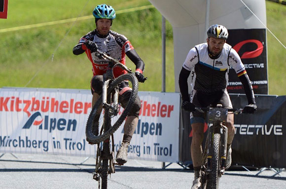 Christoph Soukup mit Tim Böhme im Ziel der 3. Etappe (Foto: Team Texpa-Simplon)
