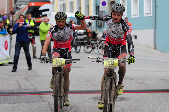 Das Zweier-Team Uwe Hardter und Matthias Leisling im Ziel (Foto: Team Texpa-Simplon)