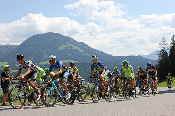 Das Feld beim Anstieg Huberhöhe (Foto: Team ESIN Cycling)
