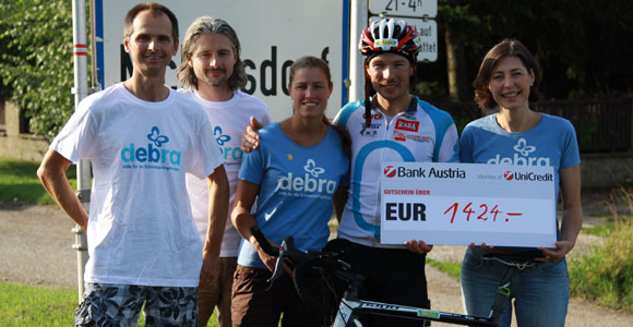 Gerald Bauer und sein Team im Ziel in Nickelsdorf bei der Spendenübergabe (Fotos: Gerald Bauer)