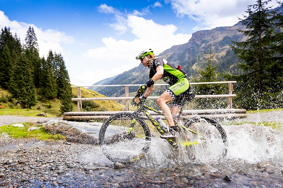 Kurze Abkühlung auf der langen Marathondistanz (Foto: saalbach.com, Martin Steiger)