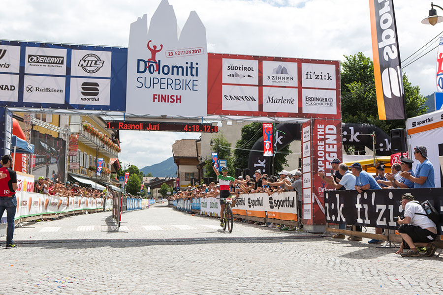 Juri Ragnoli gewinnt nach 113 Kilometern und 3357 Höhenmetern (Foto: dolomitisuperbike.com)