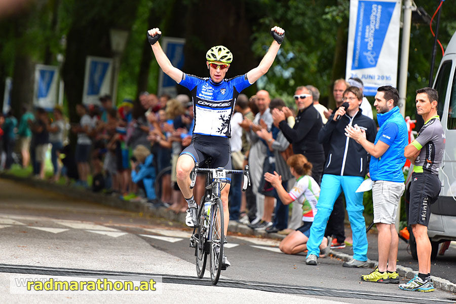 Vorjahressieger Johannes Berndl bei der Zieleinfahrt auf der 200 km Strecke