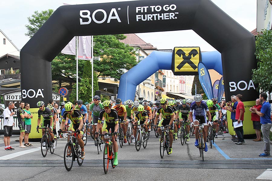 Start der 200km-Strecke in Mondsee (Foto: Uwe Brandl)