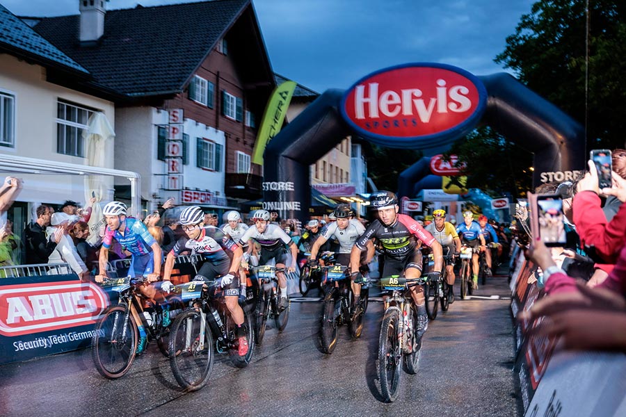„Einmal Hölle und zurück“ - Start im Morgengrauen zur Extremdistanz (Foto: Erwin Haiden)