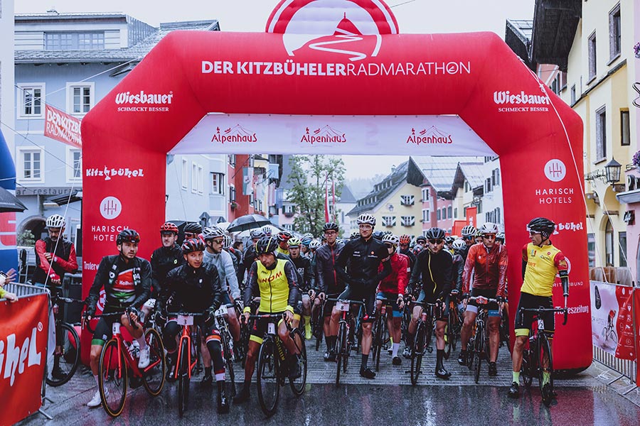 Start zum 1. Kitzbüheler Radmarathon in der Vorderstadt (Fotos: Expa Pictures)