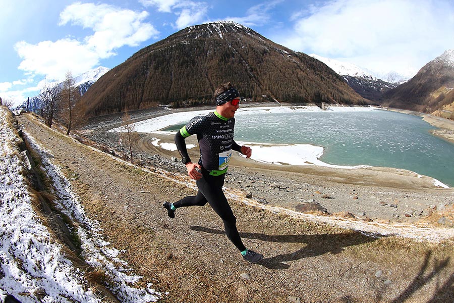 Lukas Kaufmann unterwegs auf der Laufetappe (Foto: Ötzi Alpin Marathon)