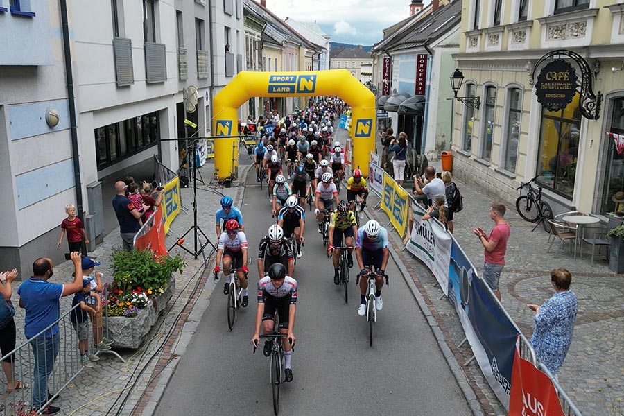 Start und das Ziel des Thayarunde Radmarathons befinden sich am Hauptplatz von Waidhofen/Thaya (Foto: Andreas Biedermann)