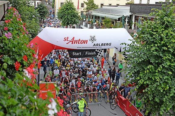 1.400 internationale RennradfahrerInnen am Start beim 4. ARLBERG Giro (Foto: Patrick Säly)