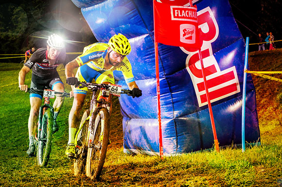 Action bei Flutlicht auf der Hermann-Maier-Weltcupstrecke (Foto: Bike Night Flachau/Kalchhauser)