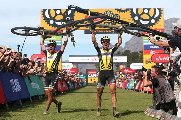Die Sieger Nino Schurter und Matthias Stirnemann im Ziel (Bild: Shaun Roy, Cape-Epic Sportzpics)