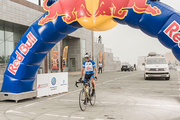 Eduard Fuchs fährt durchs Ziel in Wladiwostok (Foto: Denis Klero / Red Bull Content Bull)