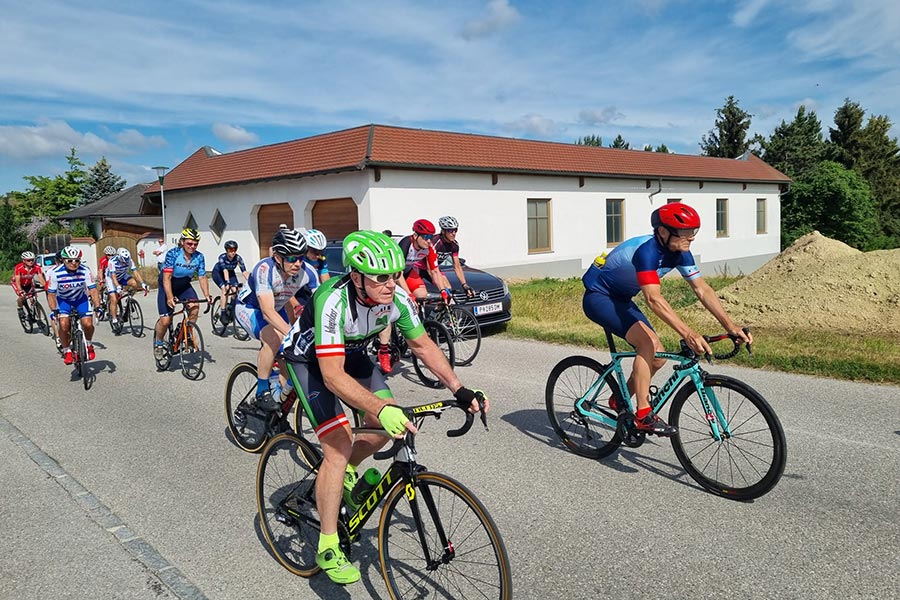 Cup für Hobby-, Amateur- oder Masterlizenz- FahrerInnen ab 40 Jahren (Foto: Jedermann / Senioren Rad-Cup) 