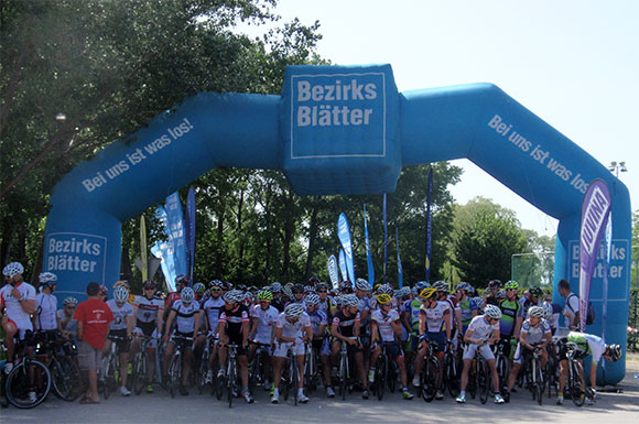 Startaufstellung in Purbach am Neusiedlersee (Foto: LeithaBerg Radmarathon)