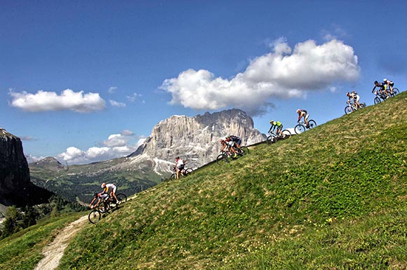 Mountainbike-Marathon in den Dolomiten mit spektakulärem Bergpanorama