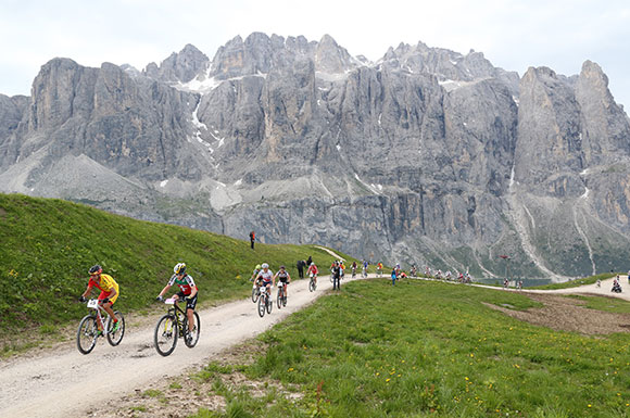 Mountainbike-Marathon in den Dolomiten mit spektakulärem Bergpanorama (Bild: sellarondahero)