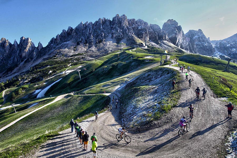 Auf der Langstrecke warten Grödnerjoch, Campolongo-Pass, Pordoi- und Mahlknechtjoch (Bild: Freddy Planinschek)