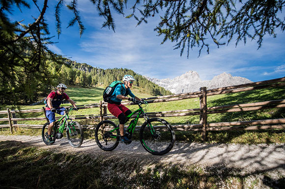 200 km über die besten Trails in Südtirols Bergen mit E-Mountainbikes (Foto: wisthaler.com)