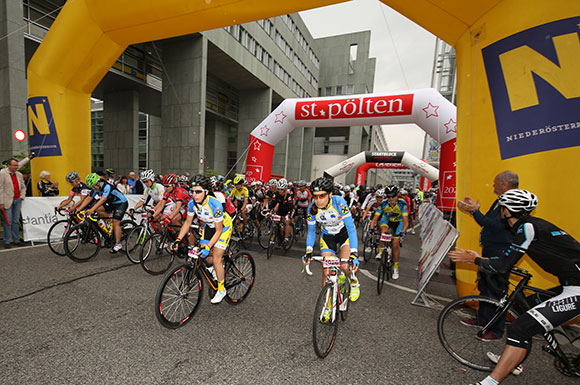 Start zum Ladies Race vor der Kulisse des Regierungsviertels (Bild: STP-Radmarathon Team)