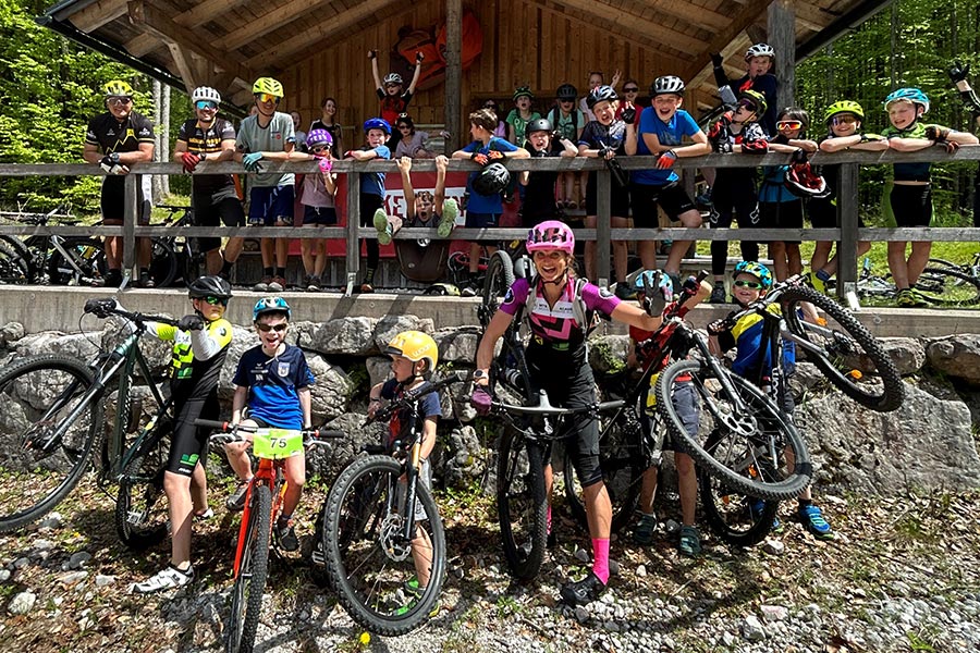 Zum Kids-Training lädt Trophy-Siegerin Babsi Mayer gemeinsam mit den Salzkammergut-Guides (Foto: www.trophy.at/Perstl)