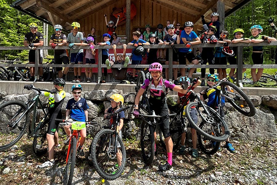 Zum Kids-Training lädt Trophy-Siegerin Babsi Mayer gemeinsam mit den Guides der Salzkammergut-Trophy (Foto: www.trophy.at)